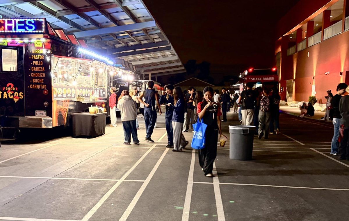 Students crowded around the Rice Balls On Fire food truck 
